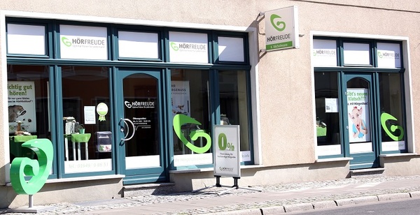 Das Fachgeschäft Hörfreude für Hörgeräte und Hörakustik mit großer Fensterfront in der Stadt.